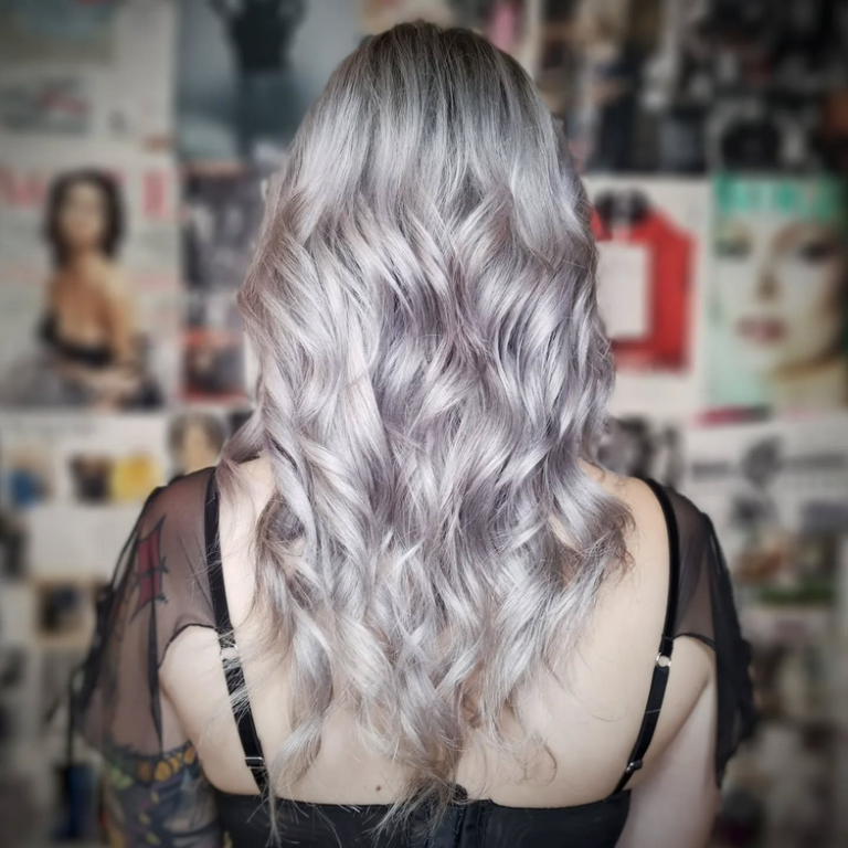 Cabello decolorado con tecnica de efecto raiz.